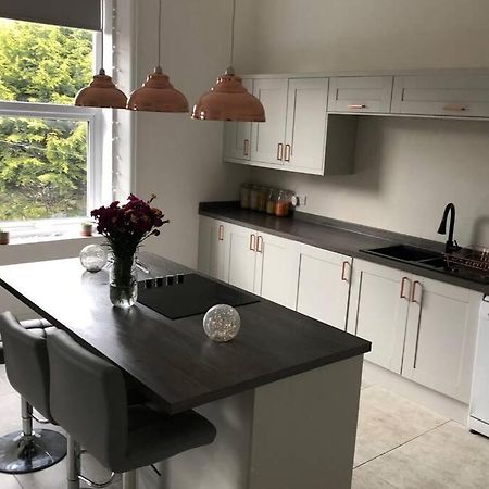 Stunning Bebington Maisonette - Large Private Drive And Entrance, Good Transport Links エクステリア 写真