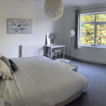Stunning Bebington Maisonette - Large Private Drive And Entrance, Good Transport Links エクステリア 写真