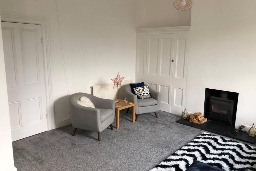 Stunning Bebington Maisonette - Large Private Drive And Entrance, Good Transport Links エクステリア 写真