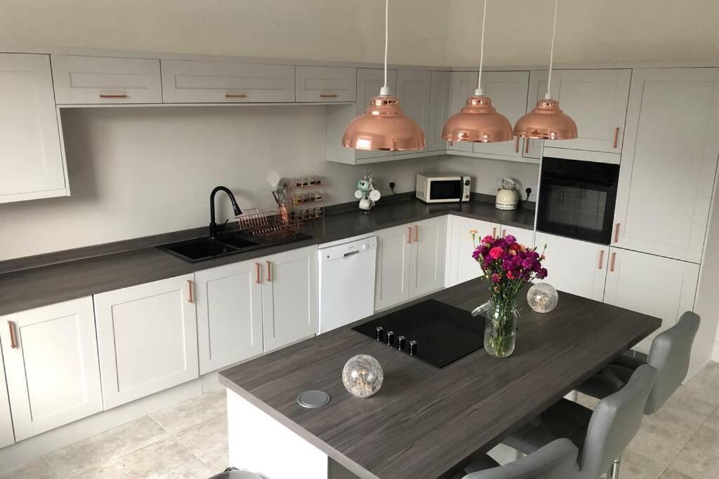 Stunning Bebington Maisonette - Large Private Drive And Entrance, Good Transport Links エクステリア 写真