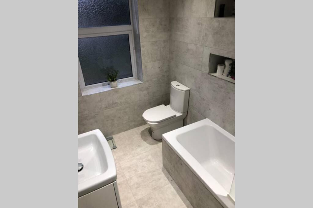 Stunning Bebington Maisonette - Large Private Drive And Entrance, Good Transport Links エクステリア 写真