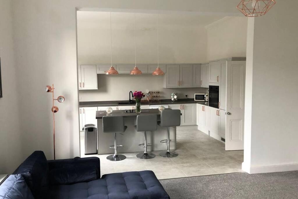 Stunning Bebington Maisonette - Large Private Drive And Entrance, Good Transport Links エクステリア 写真