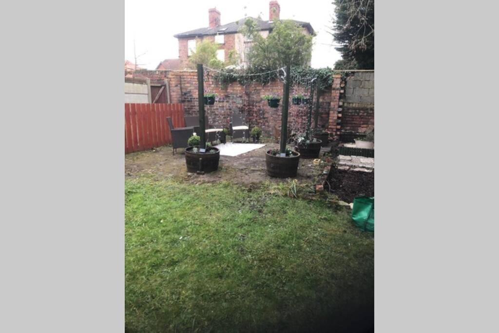 Stunning Bebington Maisonette - Large Private Drive And Entrance, Good Transport Links エクステリア 写真