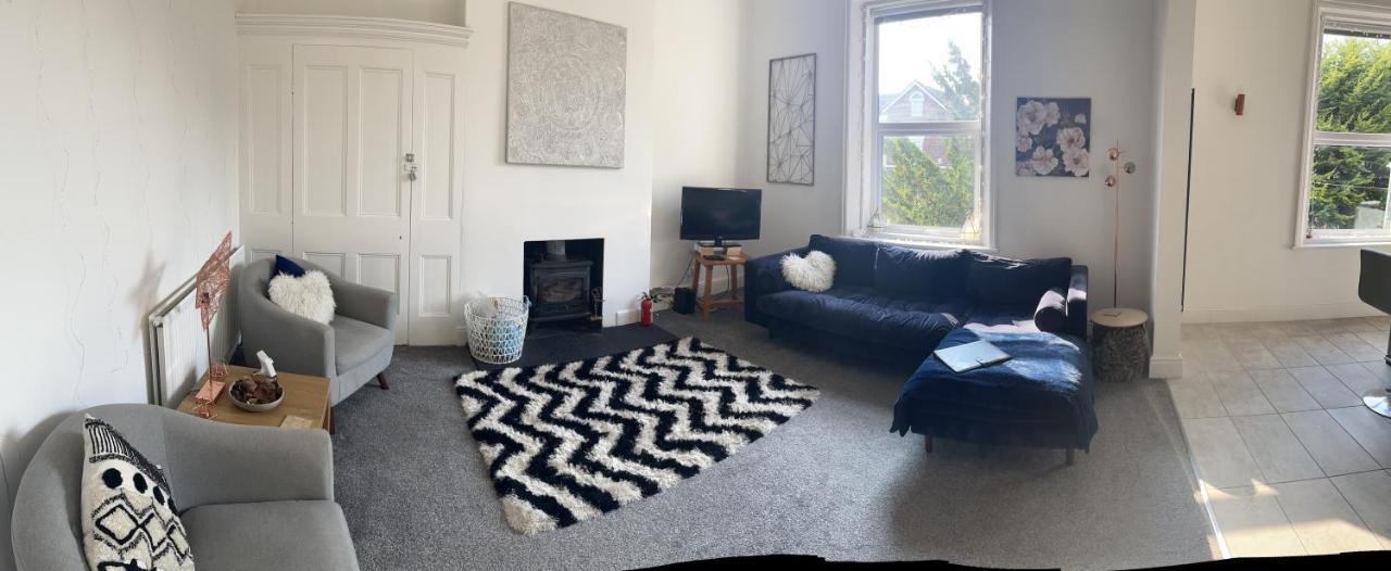 Stunning Bebington Maisonette - Large Private Drive And Entrance, Good Transport Links エクステリア 写真