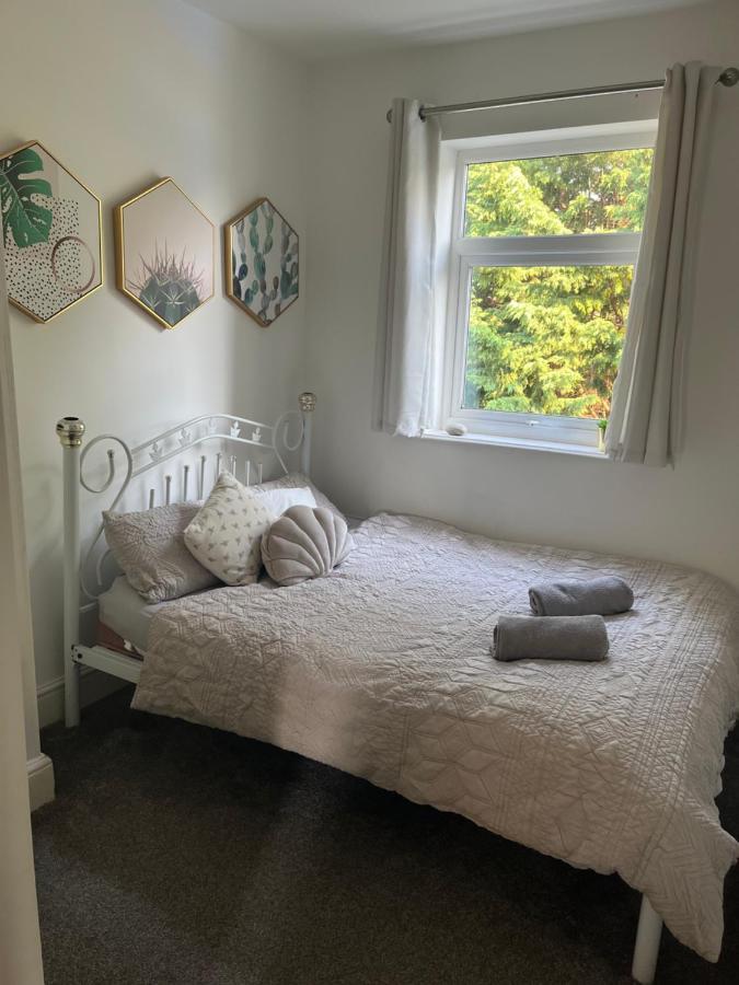 Stunning Bebington Maisonette - Large Private Drive And Entrance, Good Transport Links エクステリア 写真