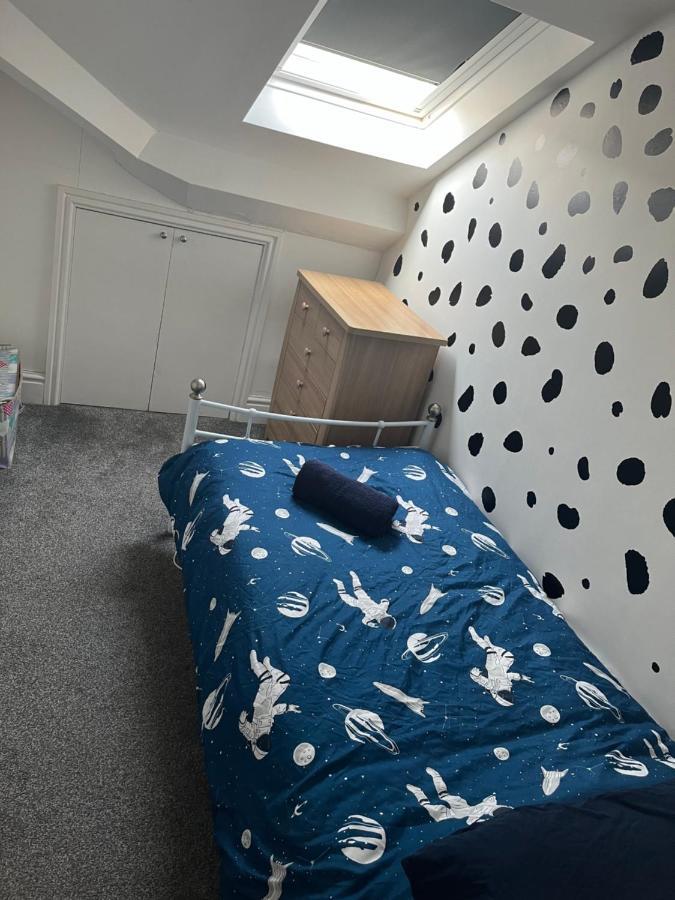 Stunning Bebington Maisonette - Large Private Drive And Entrance, Good Transport Links エクステリア 写真