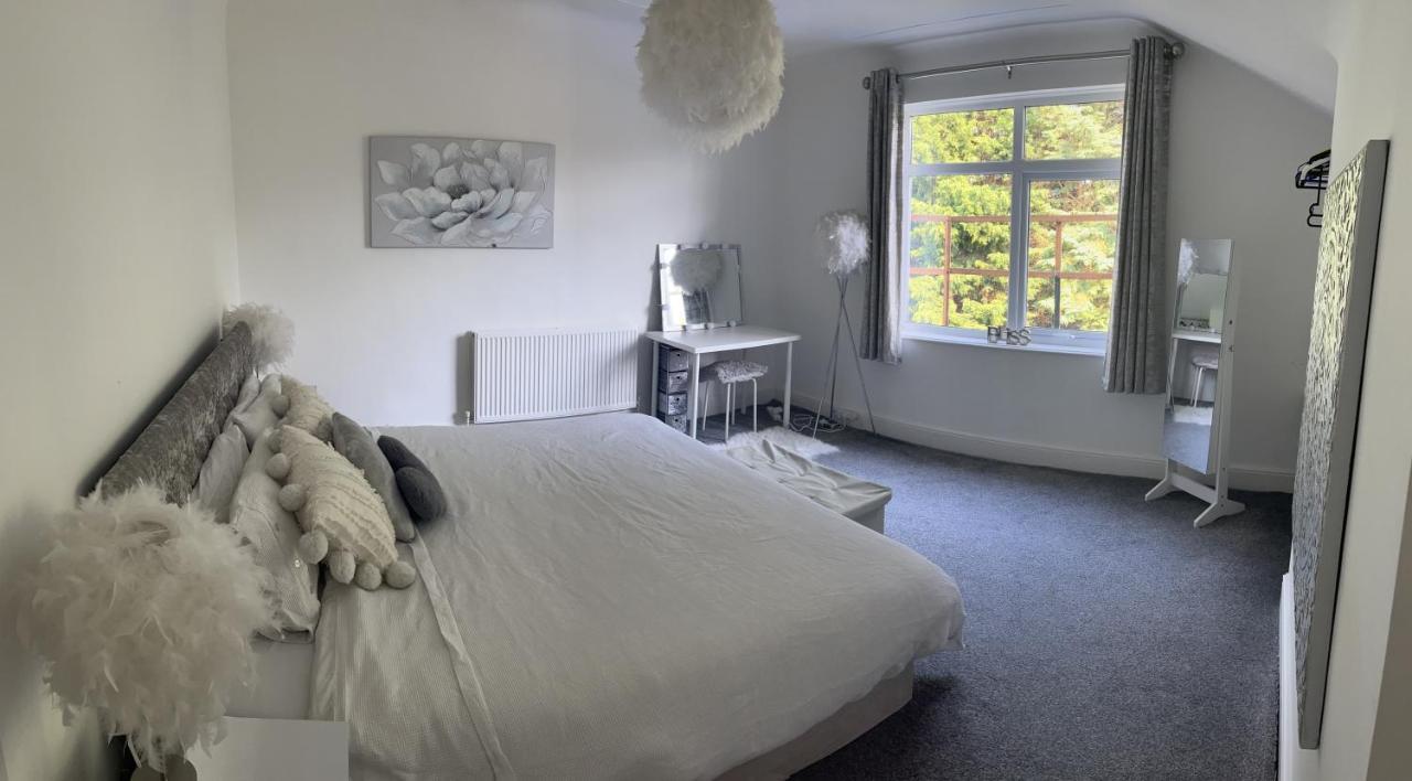 Stunning Bebington Maisonette - Large Private Drive And Entrance, Good Transport Links エクステリア 写真